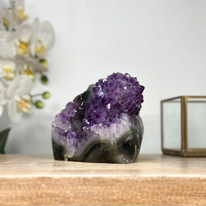 Amethyst-Druse mit integrierter Kalzitformation und klarer Kristallarchitektur