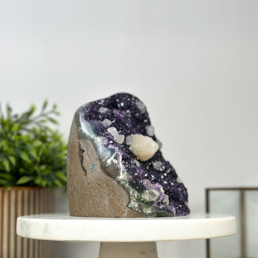 Amethyst-Geode mit kompakt gewachsener Kristallstruktur