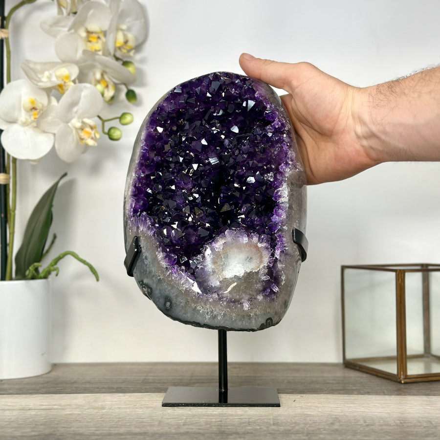 Amethyst-Geode groß mit samtig tiefvioletter Kristallarchitektur und kontrastreicher Achat-Schale