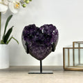 Amethyst-Herzskulptur mit großkristalliner, intensiv violetter Kristallbildung