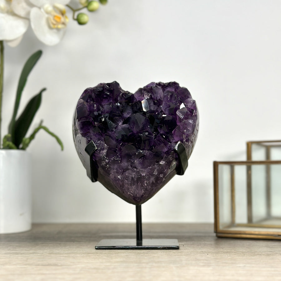 Amethyst-Herzskulptur mit großkristalliner, intensiv violetter Kristallbildung