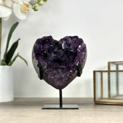 Amethyst-Herzskulptur mit großkristalliner, intensiv violetter Kristallbildung