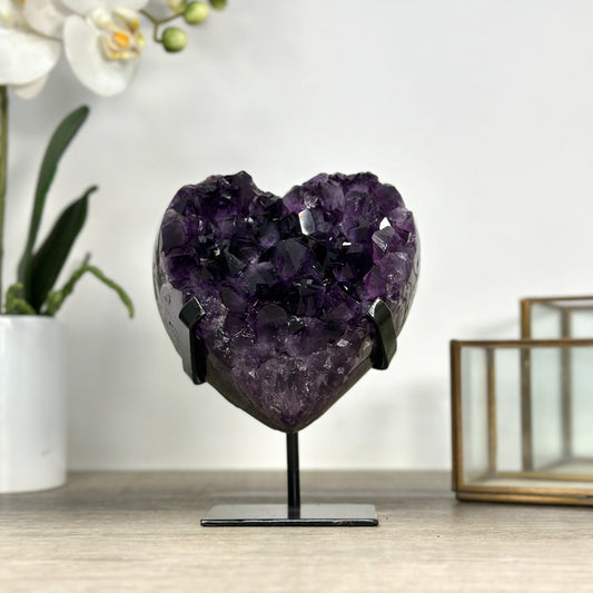 Amethyst-Herzskulptur mit großkristalliner, intensiv violetter Kristallbildung