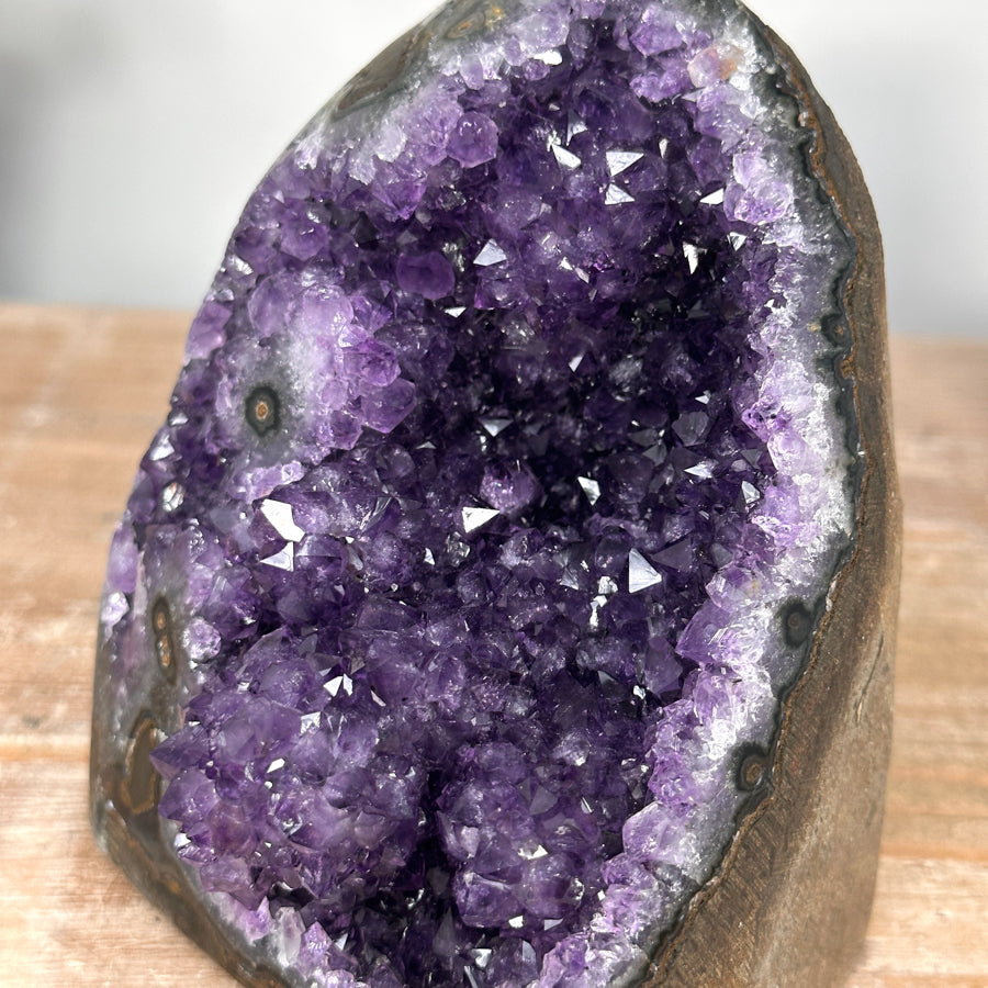 Amethyst-Druse mit stalaktitischer Kristallstruktur und tropfsteinartiger Innenarchitektur