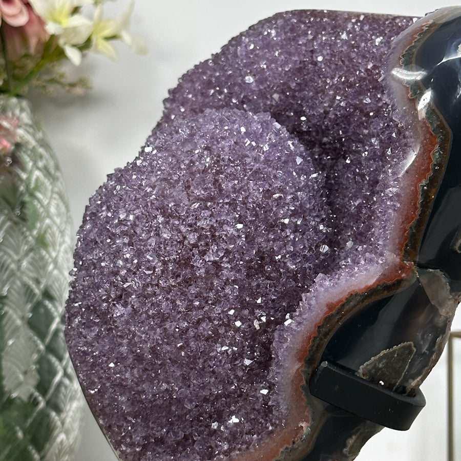 Amethyst-Cluster mit kontrastreicher Achat-Schale und lebendiger Kristallstruktur, in exklusiver Premiumqualität