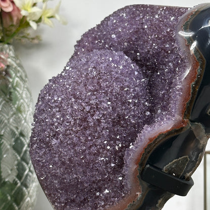 Amethyst-Cluster mit kontrastreicher Achat-Schale und lebendiger Kristallstruktur, in exklusiver Premiumqualität