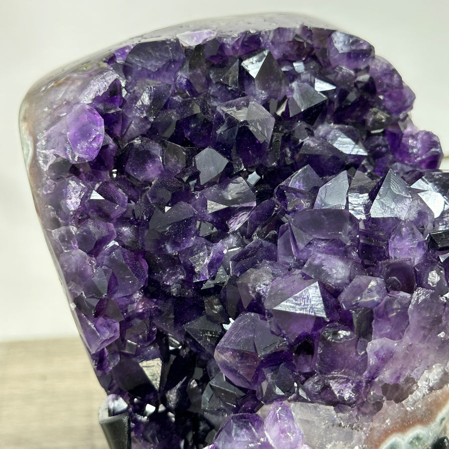 Amethyst-Cluster mit klar abgegrenzter, tiefvioletter Kristallstruktur