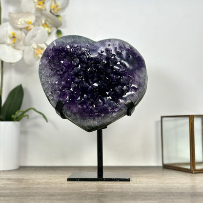 Amethyst-Herzskulptur groß mit großkristalliner, tiefvioletter Kristallbildung