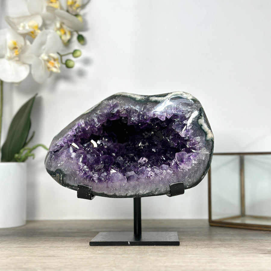 Amethyst-Geode mit harmonisch geöffneter Kristallkammer
