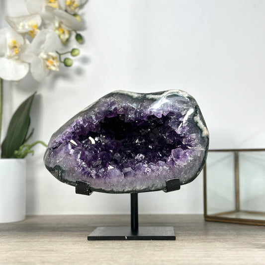 Amethyst-Geode mit harmonisch geöffneter Kristallkammer