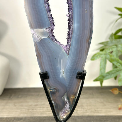 Amethyst-Portal mit kontrastreicher Achat-Schale und ausgeglichener Farbgebung