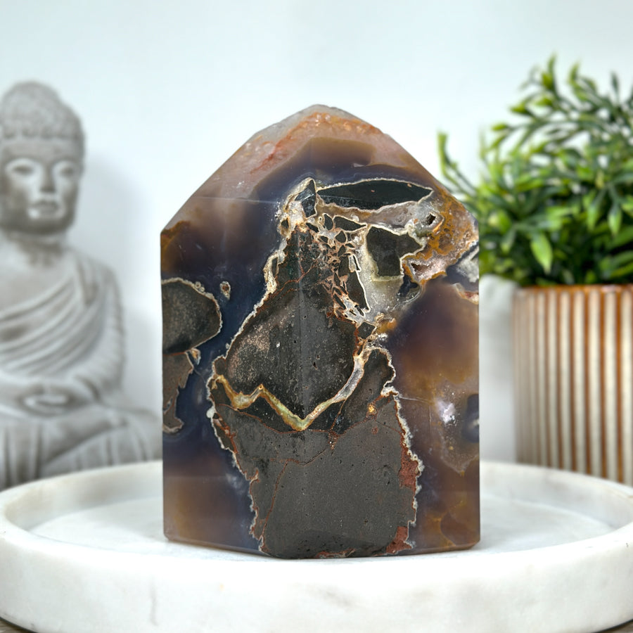 Amethyst-Achat-Obelisk  mit vielschichtiger Kristallstruktur