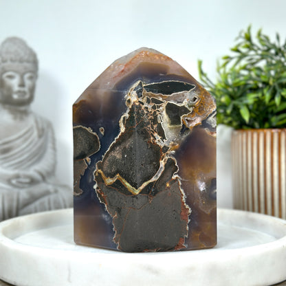 Amethyst-Achat-Obelisk  mit vielschichtiger Kristallstruktur