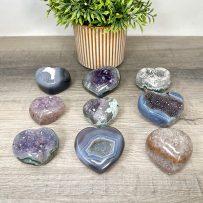 Mineralien-Herzset 9-teilig, mit ausdrucksstarker Mineralstruktur