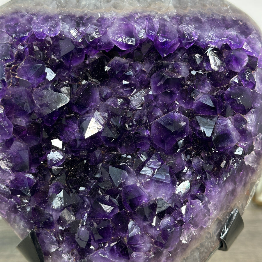 Amethyst-Kristallformation mit breit gefächerter Kristalllandschaft, in hochwertiger Naturqualität