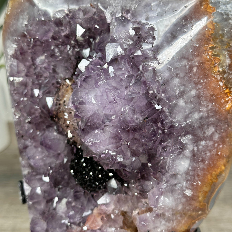 Amethyst-Cluster mit schwarzer Hämatitformation
