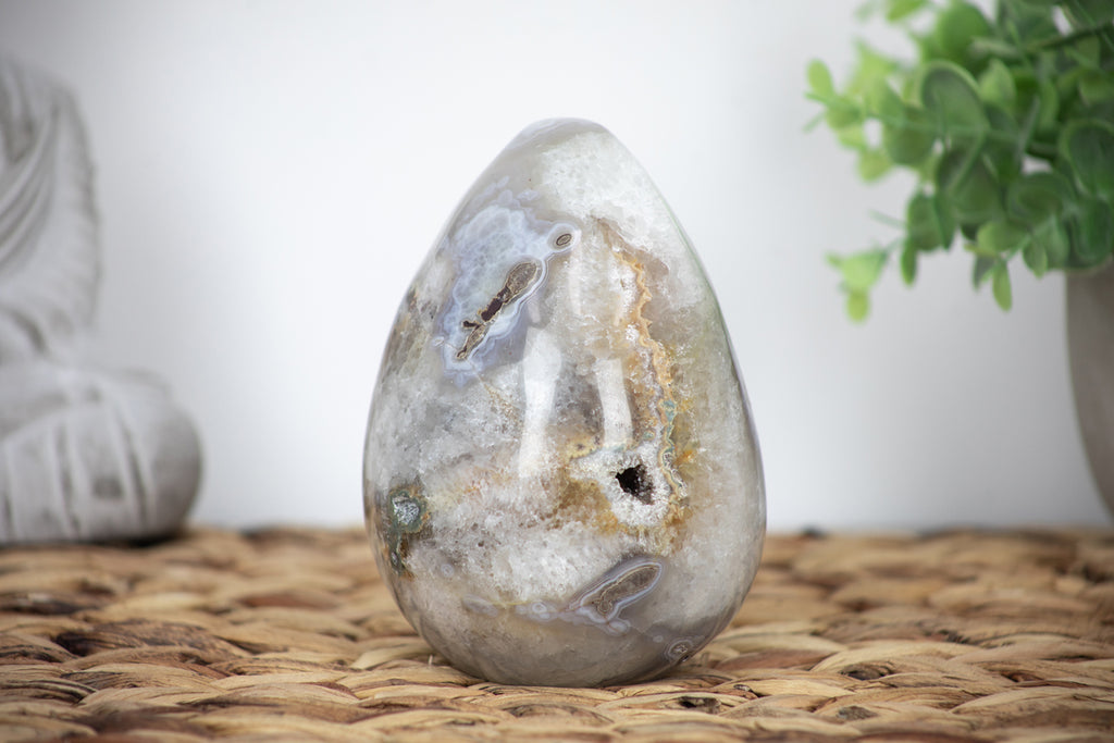 Naturstein-Stein-Ei mit vielschichtiger Mineralienstruktur