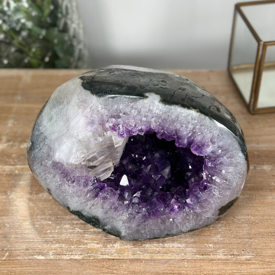 Amethyst-Achat-Geode mit plastischer Kalzitformation