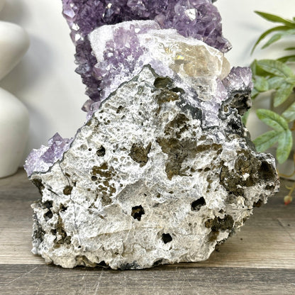 Amethyst-Kathedrale mit dichter Zuckerkristall-Beschichtung und feiner Kalzitbildung