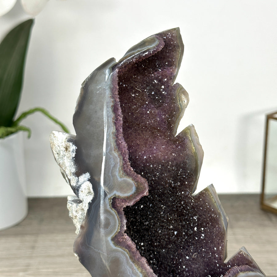 Amethyst-Blatt mit filigranen Linien und Achat-Maserung