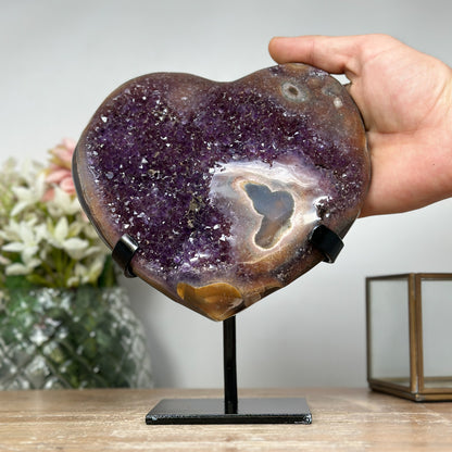 Amethyst-Herzskulptur mit polierter Naturstruktur