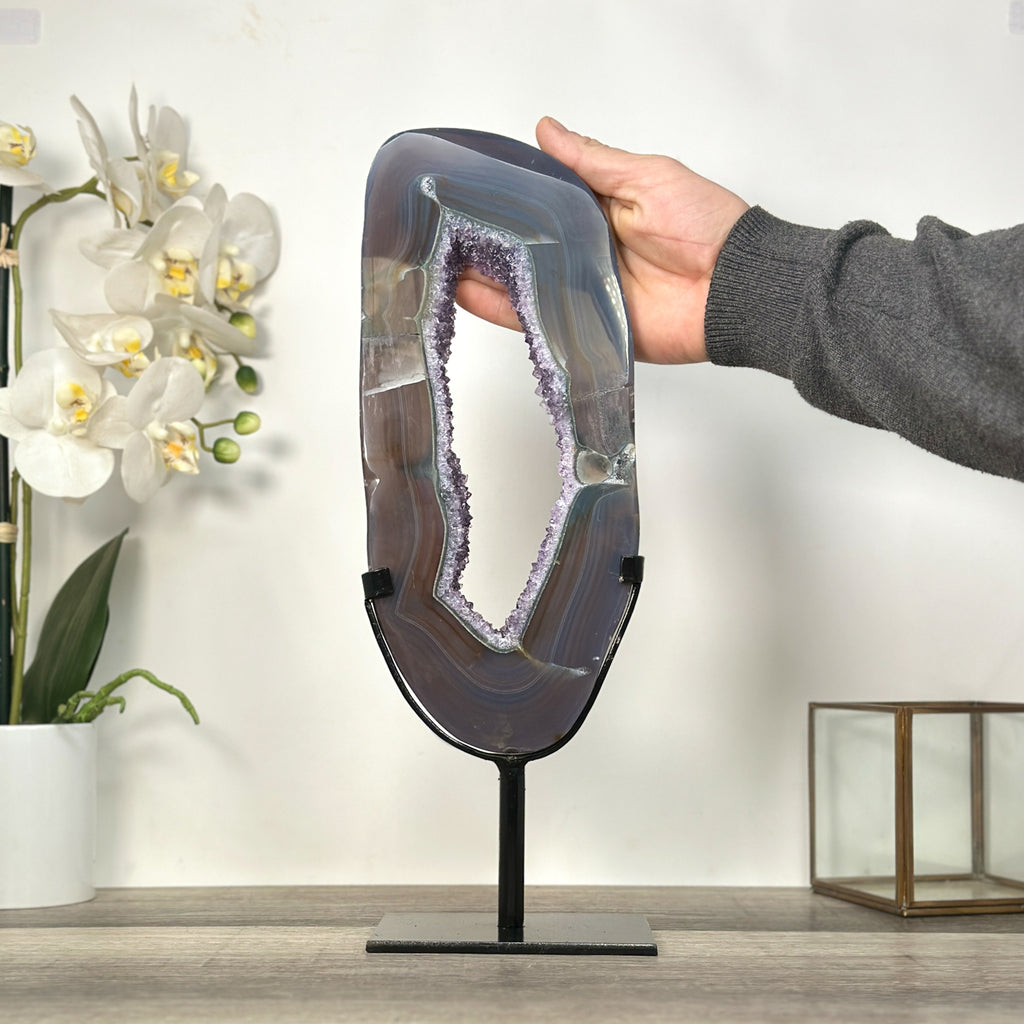 Achat-Portal mit zentraler Amethyst-Kristallformation