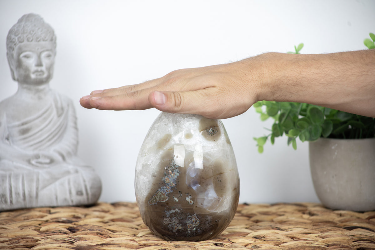 Quarz-Stein-Ei mit transparenter Kristallstruktur