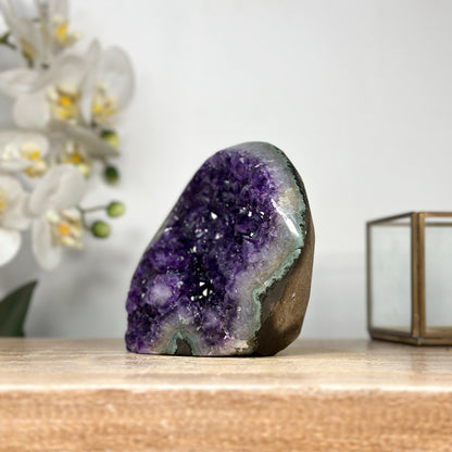 Amethyst-Druse mit tiefvioletter Druzy-Struktur und dichter Kristallbildung
