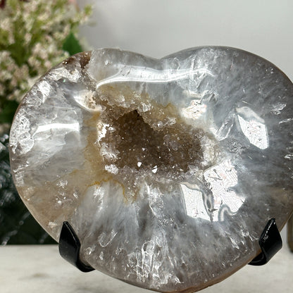 Gelbe Quarz-Herzskulptur mit lichtdurchlässiger, goldfarbener Kristallstruktur