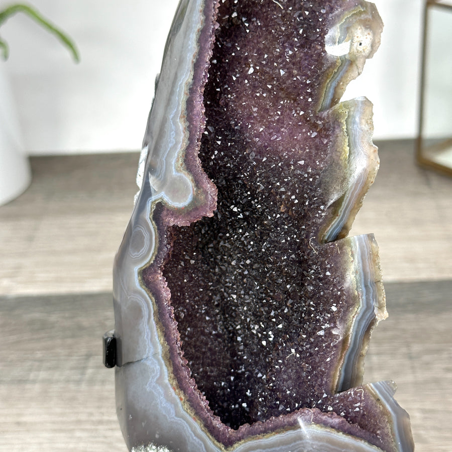 Amethyst-Blatt mit filigranen Linien und Achat-Maserung