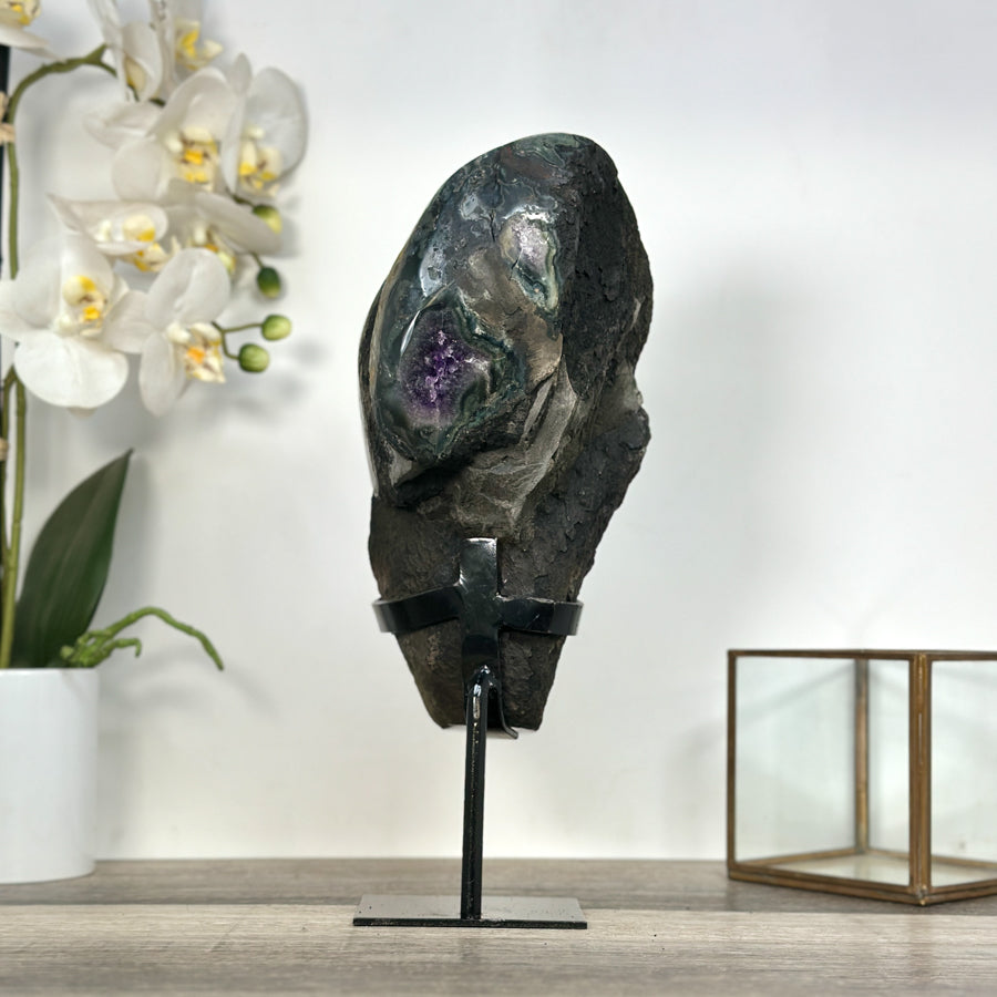 Amethyst-Geode mit intensiv schattierter, dunkler Kristallzone
