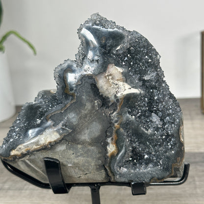 Natürliche Quarz-Skulptur mit stalaktitischer Bildung und strukturierter Oberfläche