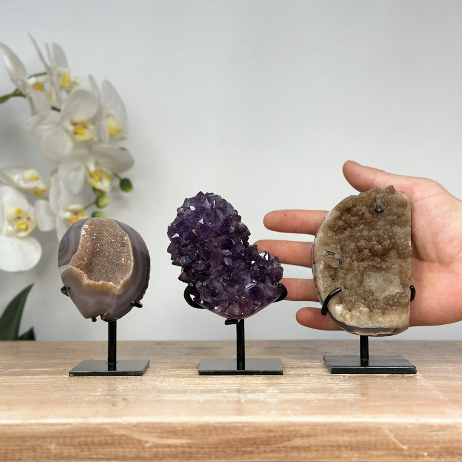 Kristallenskulpturen-Set 6-teilig, mit facettierten Kristallflächen und strukturierter Mineralformation