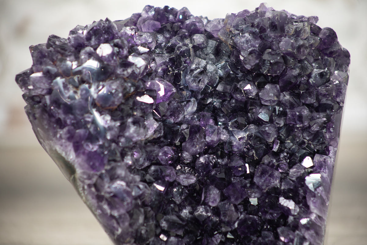 Amethyst-Kristall-Exemplar mit natürlich gewachsener, violetter Kristallstruktur