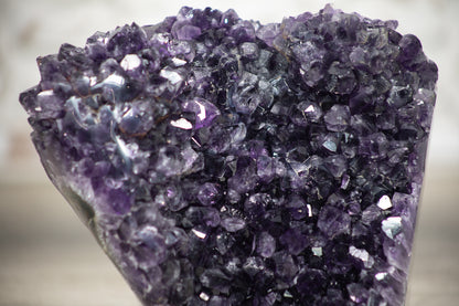 Amethyst-Kristall-Exemplar mit natürlich gewachsener, violetter Kristallstruktur