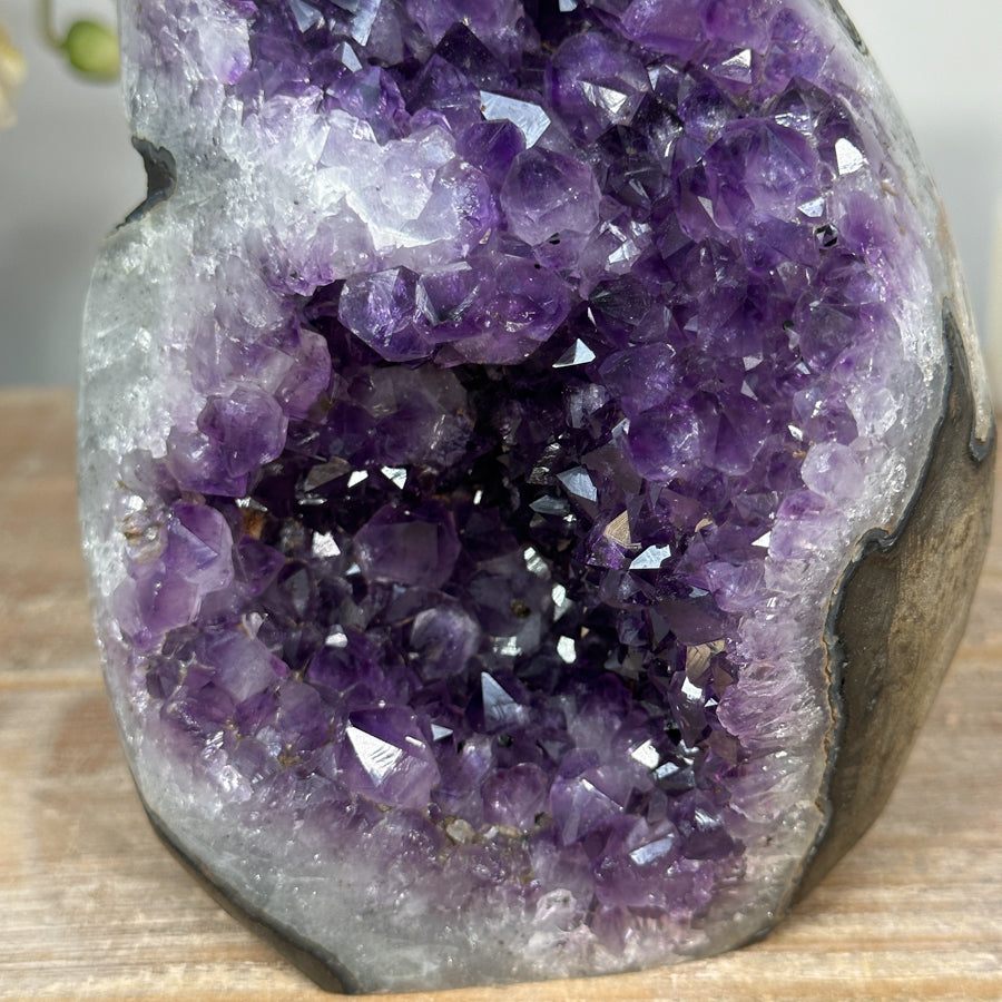 Amethyst-Kathedrale mit tiefvioletten Kristallspitzen und klarer architektonischer Struktur