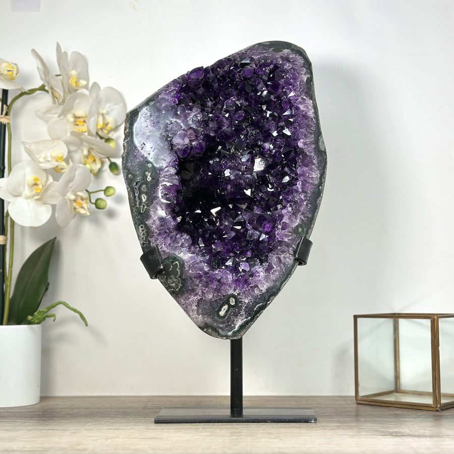 Amethyst-Kristall XL mit monumentaler Präsenz und tiefvioletten Schattierungen