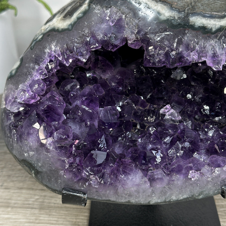 Amethyst-Geode mit harmonisch geöffneter Kristallkammer