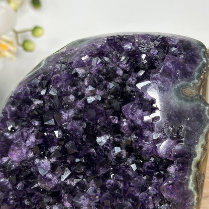 Amethyst-Druse mit polierter Randfläche und klar definierter Kristallstruktur