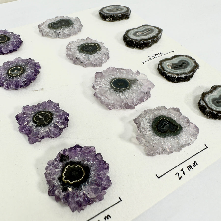 Amethyst-Quarz-Grünjaspis-Stalaktiten-Scheiben mit kontrastreicher Kristallbildung