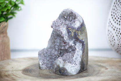 Quarz-Kathedrale mit galaxienartig funkelnder Druzy-Kristalloberfläche
