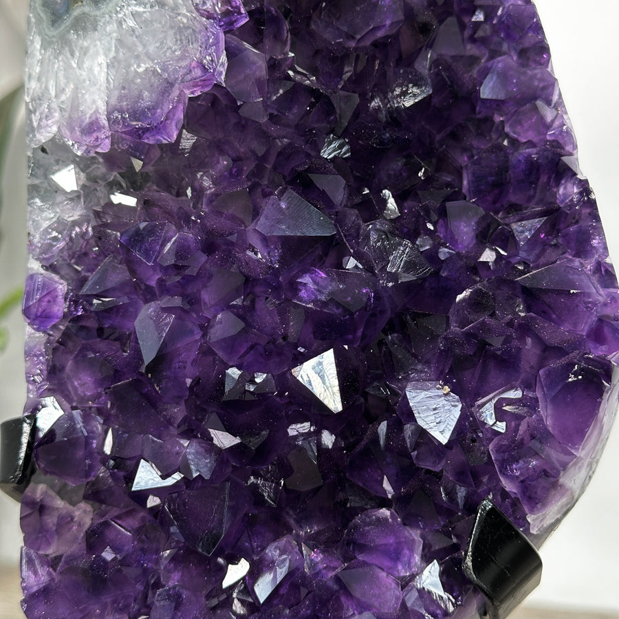 Amethyst-Cluster groß mit stark lichtreflektierenden Kristallspitzen