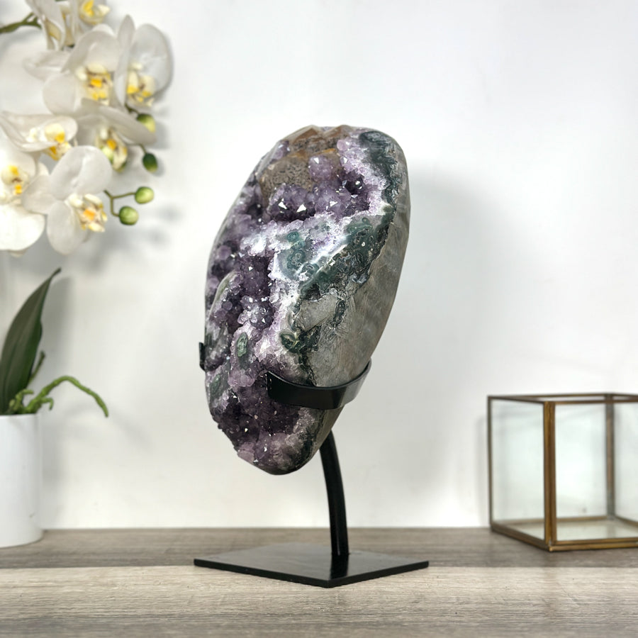 Amethyst-Geode mit ausgeprägter Stalaktitenoberfläche