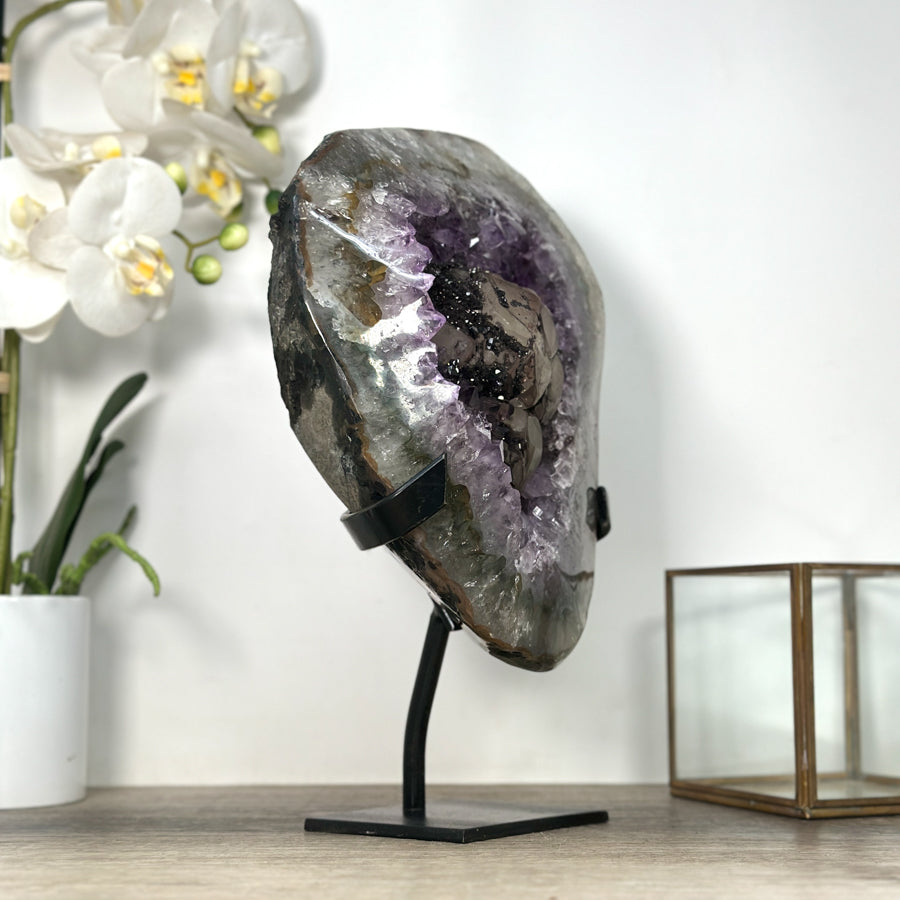 Amethyst-Geode groß mit Quarz-Schale und schwarzer Hämatit-Kalzit-Einlagerung