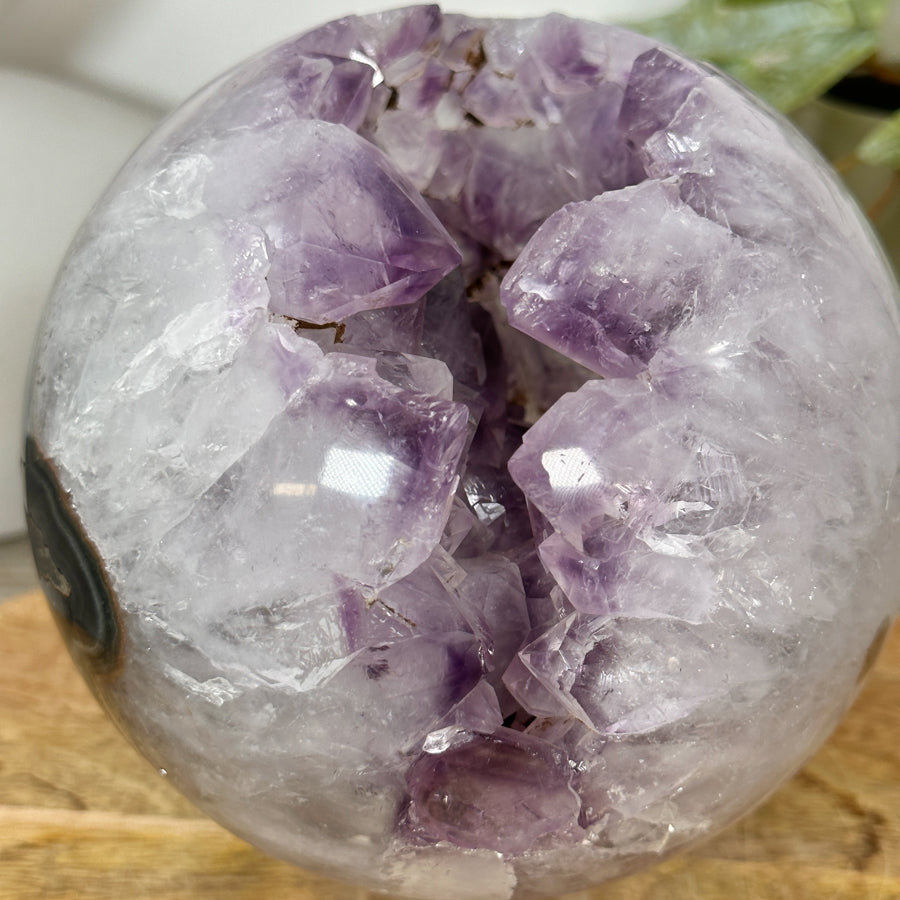 Amethyst-Achat-Steinkugel mit groß gewachsenen Kristallen und klarer Struktur