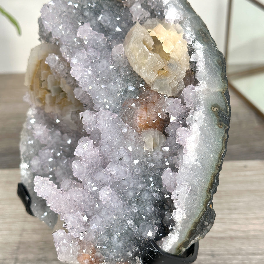 Amethyst-Kalzit-Kristallcluster mit vertikal gewachsener Tropfsteinbildung