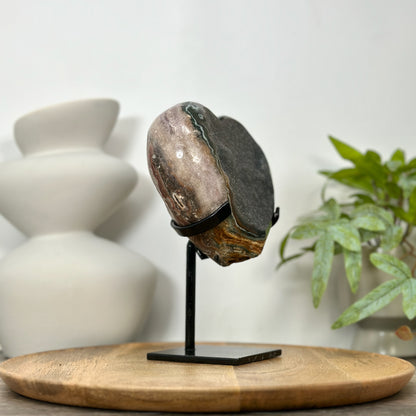 Grüne Quarz-Druzy-Herzskulptur mit kontrastreicher Jaspis-Matrix