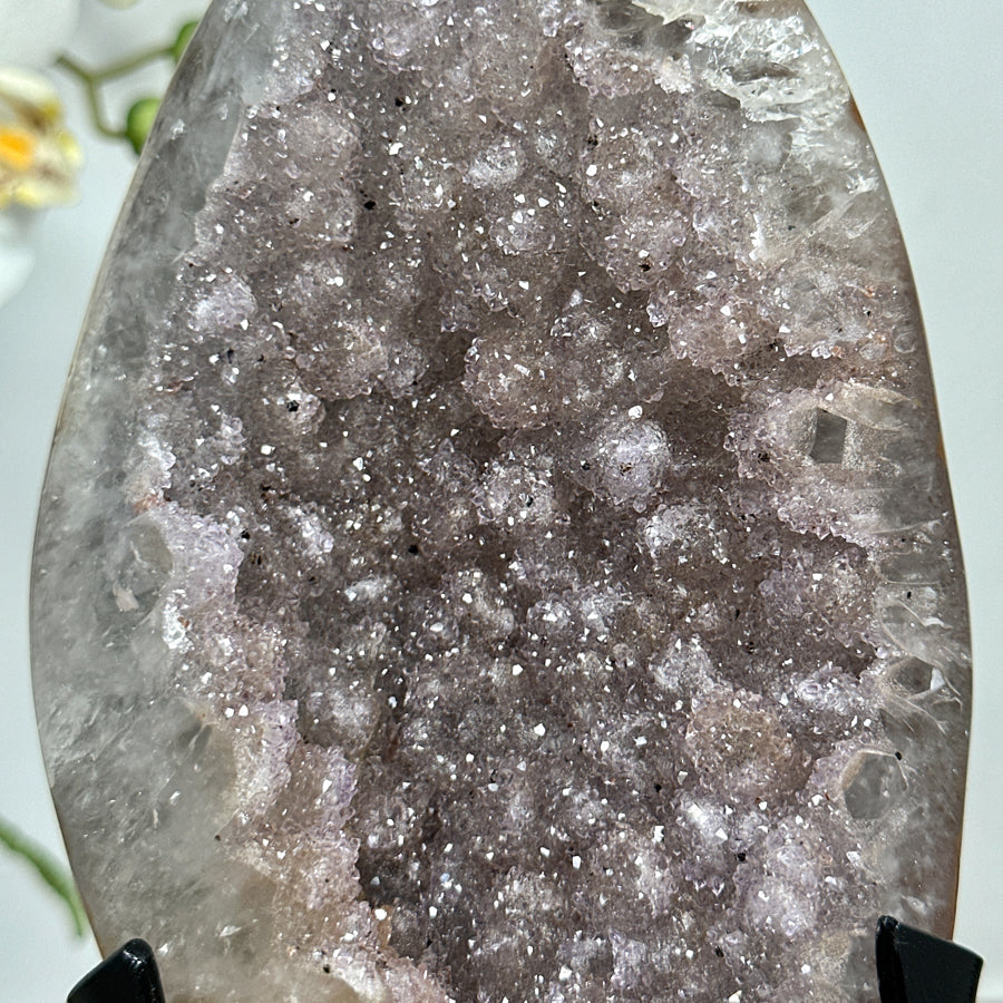 Rosa Zuckerquarz-Geode mit zart schimmernder Kristalloberfläche, in exklusiver Premiumqualität
