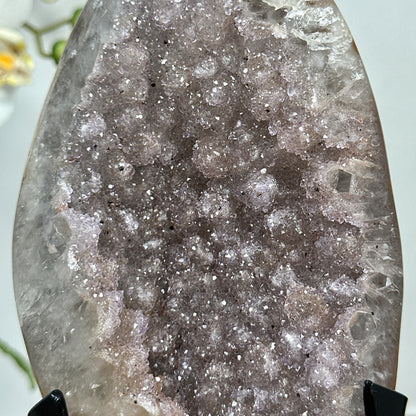 Rosa Zuckerquarz-Geode mit zart schimmernder Kristalloberfläche, in exklusiver Premiumqualität
