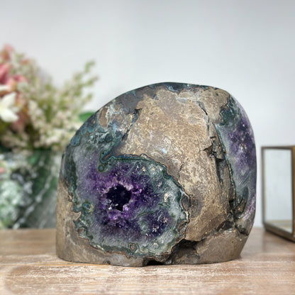Amethyst-Geode mit wunderschön funkelnder Kristallkammer